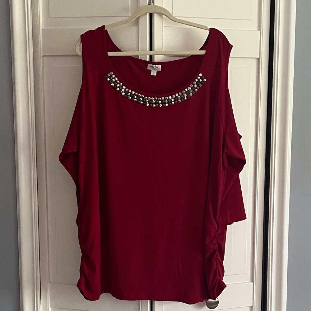 Woman’s 26/28 (4x) Avenue cold shoulder top $13